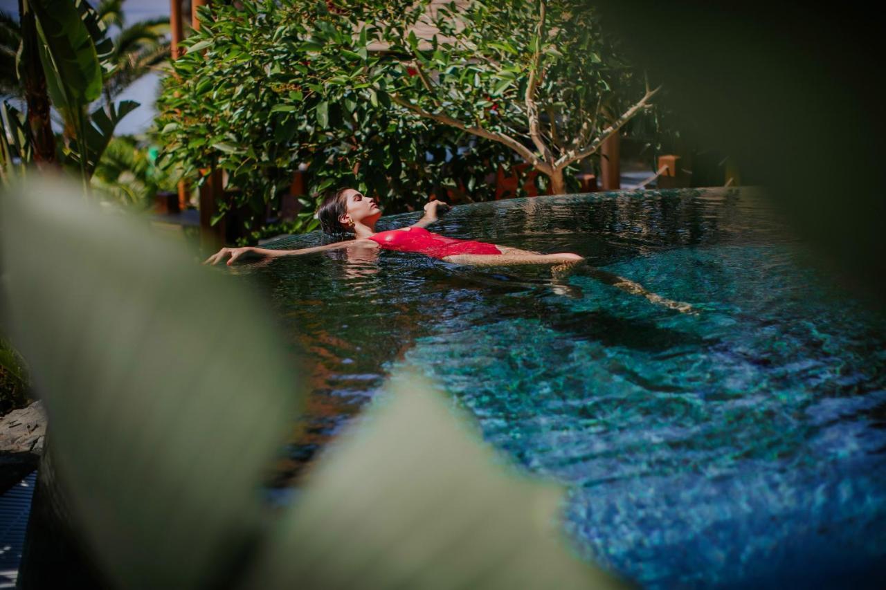 Amathus Beach Hotel Limassol Ngoại thất bức ảnh A woman floating in a swimming pool