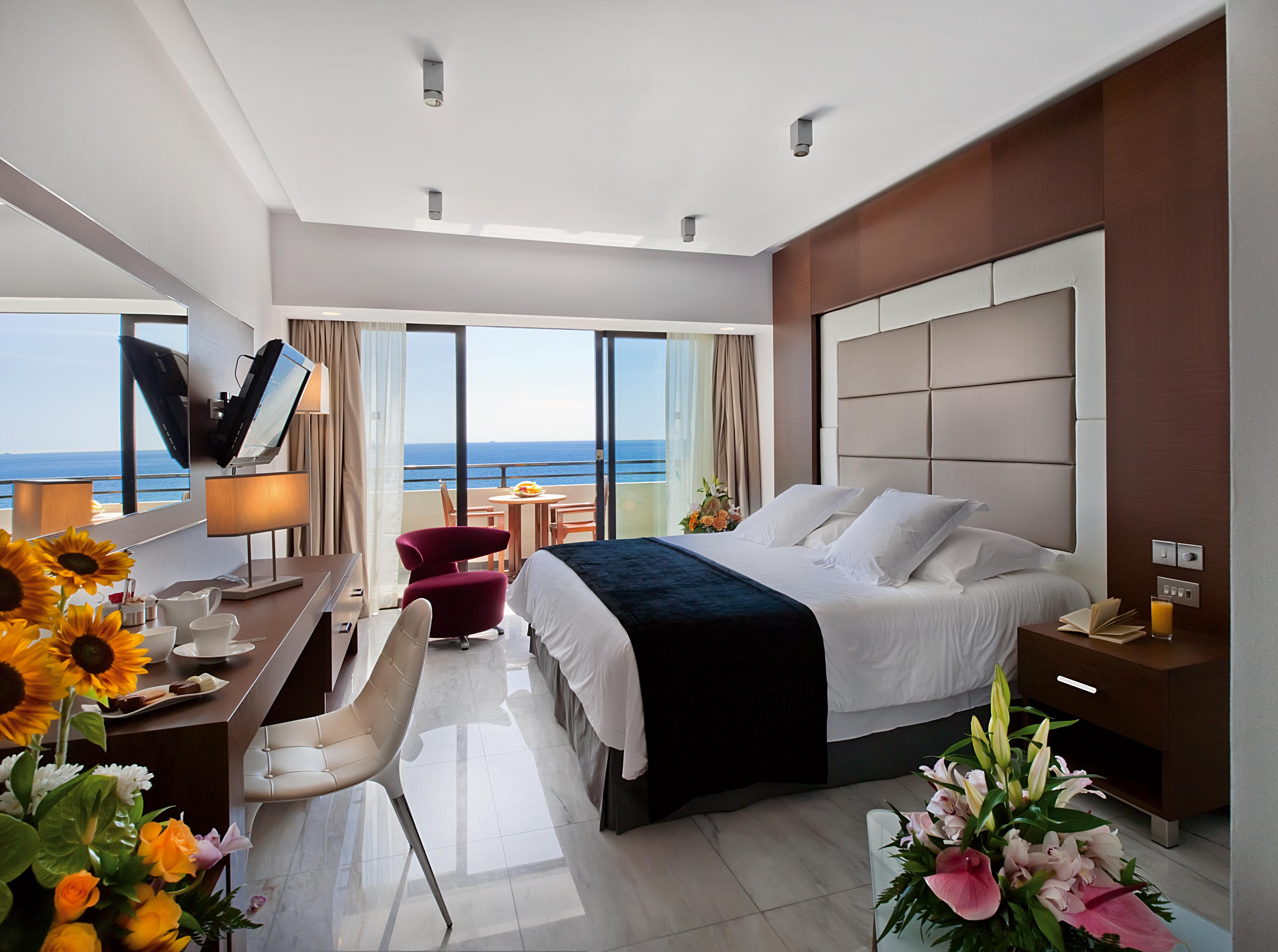 Amathus Beach Hotel Limassol Ngoại thất bức ảnh A bedroom at the hotel