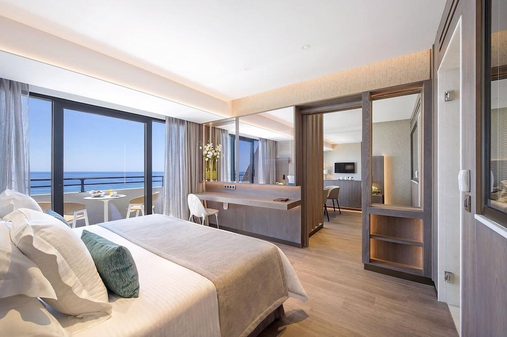 Amathus Beach Hotel Limassol Ngoại thất bức ảnh A bedroom at the hotel