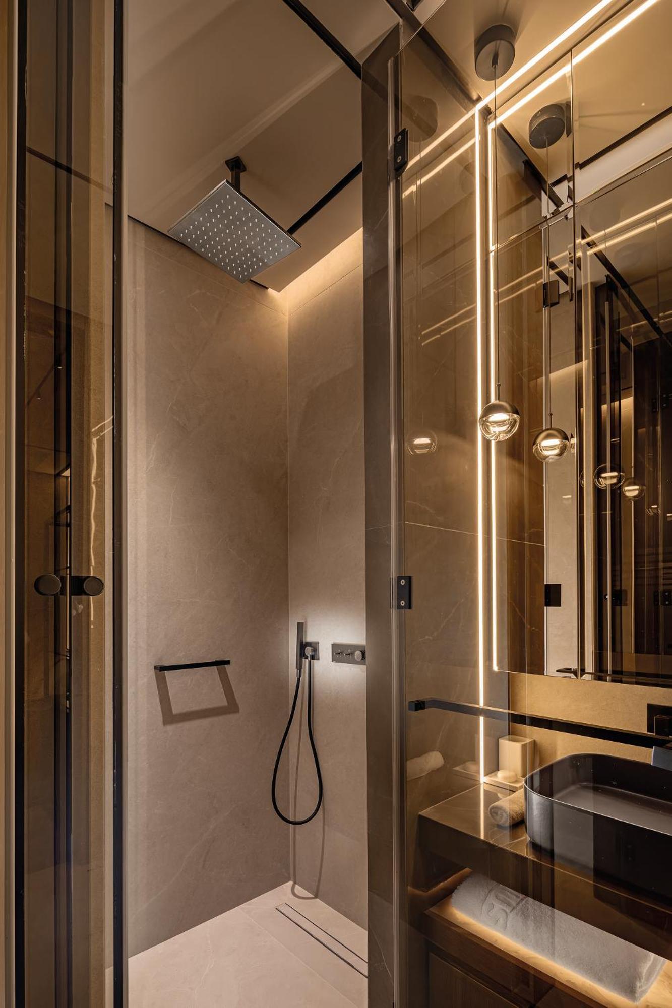 Amathus Beach Hotel Limassol Ngoại thất bức ảnh A shower with a fixed shower head