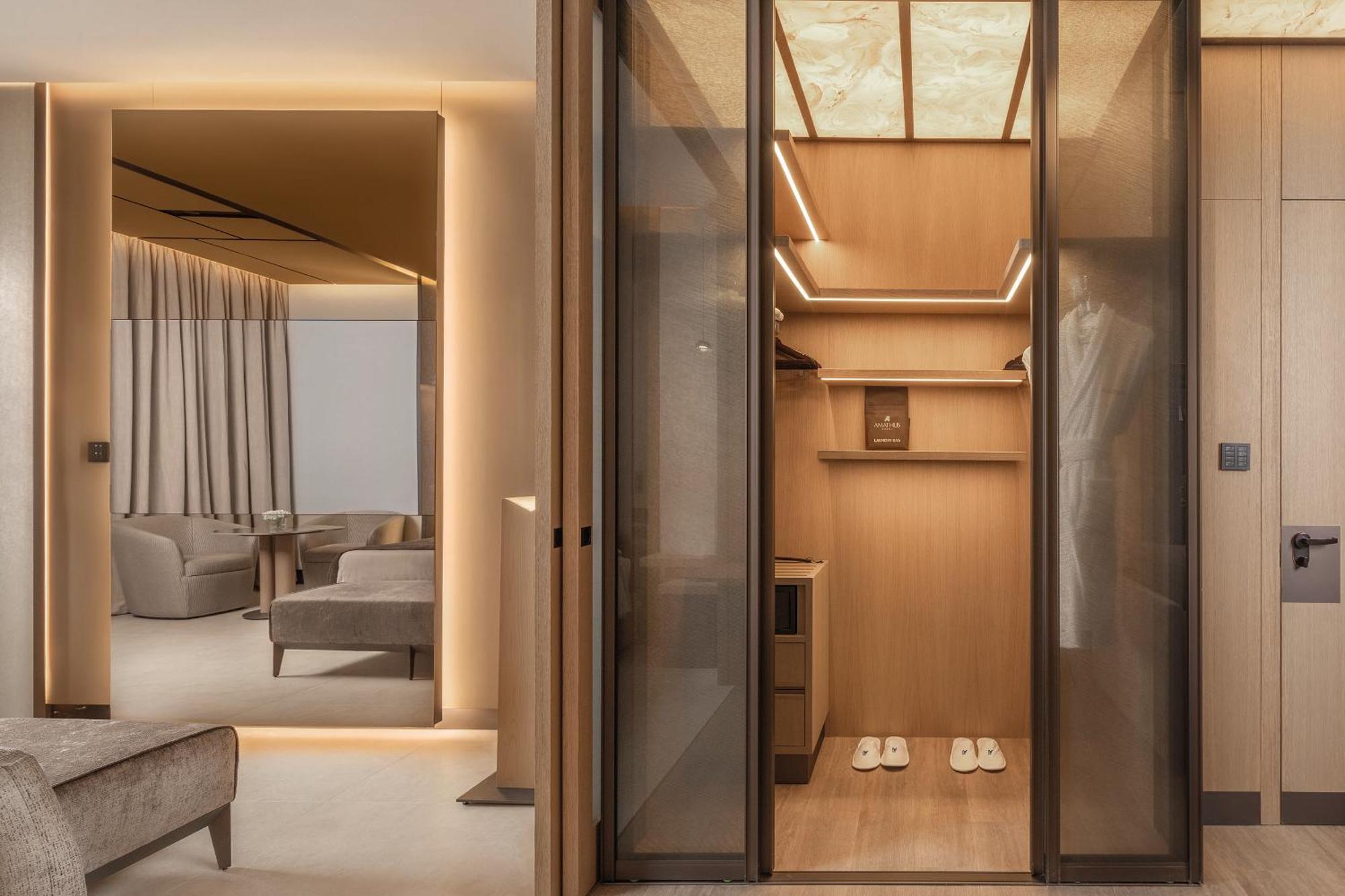 Amathus Beach Hotel Limassol Ngoại thất bức ảnh Interior of a 100m motor yacht