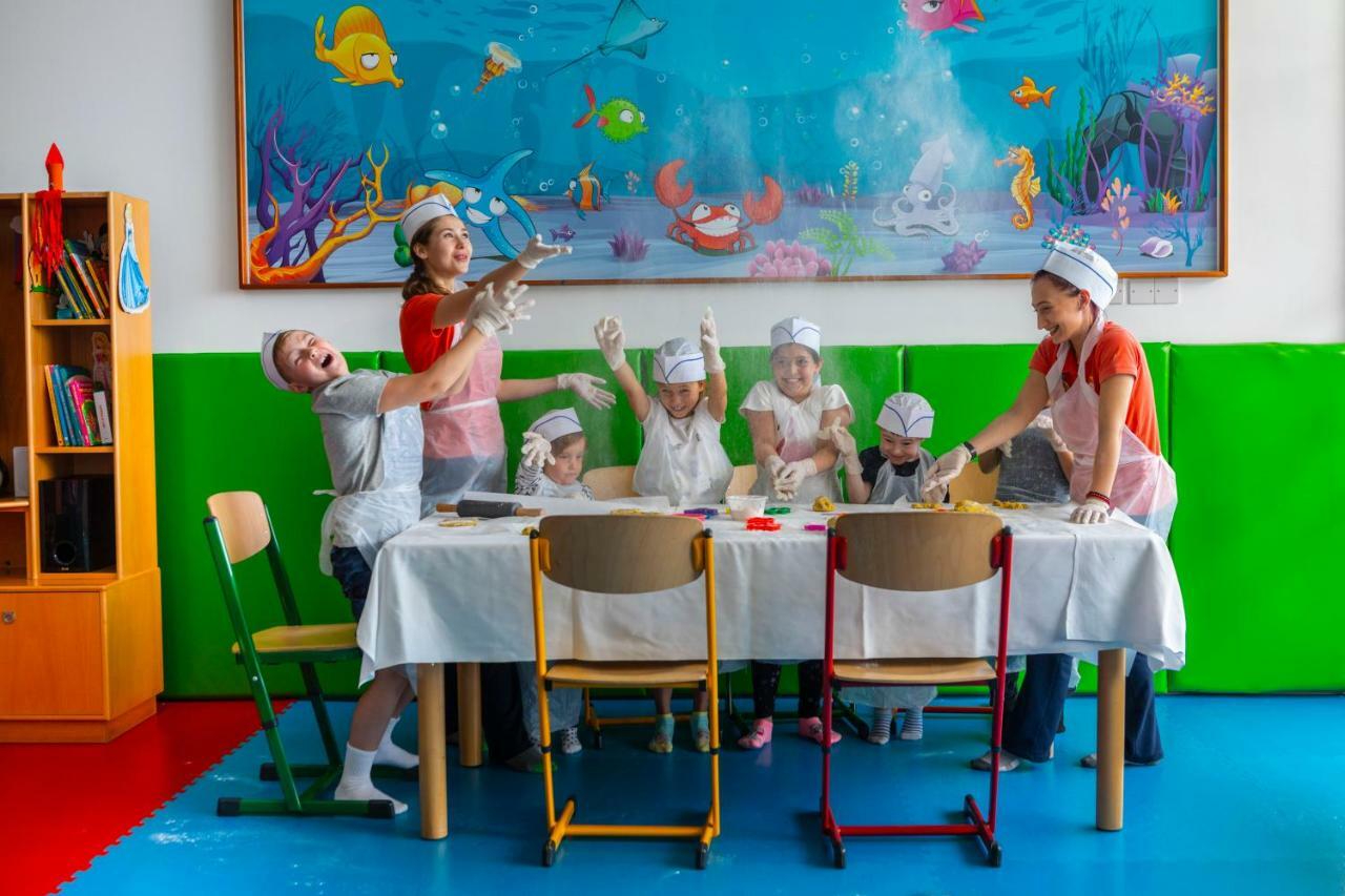 Amathus Beach Hotel Limassol Ngoại thất bức ảnh Cooking lesson at the International School of Düsseldorf
